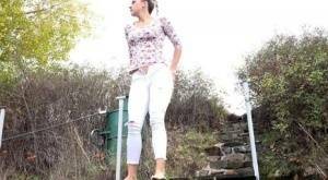 Mature Bianca pulls down her white pants to take a steaming pee outside on leakfanatic.com