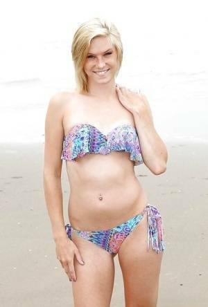 Beach babe Ella Woods strips off her bikini to go fully nude on leakfanatic.com
