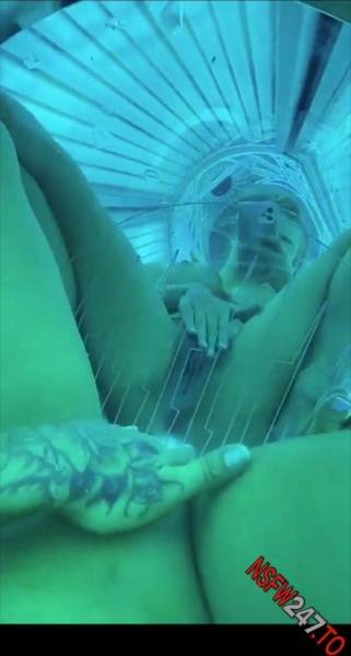 Dakota James Mirror on the bottom of the tanning bed !! Had to play with my pussy it was so hot snapchat premium 2020/10/24 porn videos on leakfanatic.com