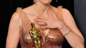 Jessica Chastain Poses With Her Oscar at the 94th Academy Awards on leakfanatic.com