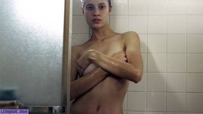 Ella Weisskamp strips naked in the shower on leakfanatic.com