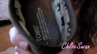 Dirty shoe lover chloeswan smell fetish foot smelling & boot worship 7:20 XXX porn videos on leakfanatic.com