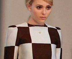 AnnaSophia Robb Dresses As A Slutty Autostereogram on leakfanatic.com