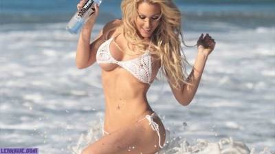 Dalia Elliott selling water in a micro bikini on leakfanatic.com