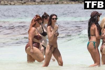 Emily Ratajkowski Shows Off Her Supermodel Figure as She Hits the Beach in Mexico - Mexico on leakfanatic.com