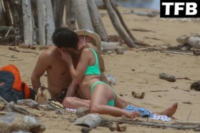 Kate Bosworth & Justin Long Enjoy a PDA-filled Tropical Getaway on leakfanatic.com