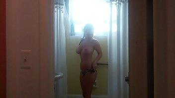KateeLife Katee Owen toilet lurking nude cam girl chat porn streams on leakfanatic.com