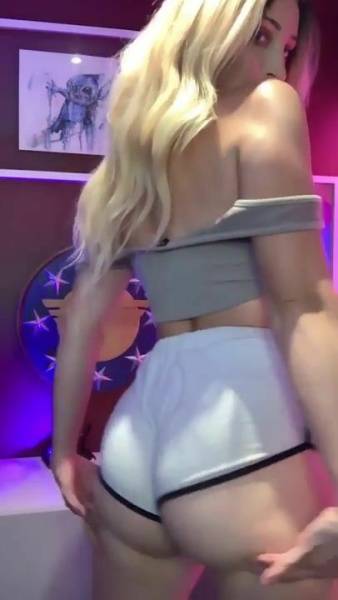 Holly Wolf Gamer Booty Shake Porn Video  on leakfanatic.com