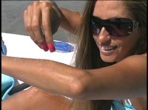 Amateur model Lori Anderson exhibits her hairy forearms in sunglasses on leakfanatic.com