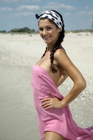 Teen solo girl Lola B strikes glamorous nude poses while at the beach on leakfanatic.com