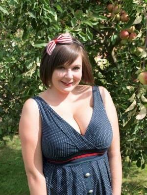 Fat amateur Roxy shows her bare legs in a short dress in the backyard on leakfanatic.com