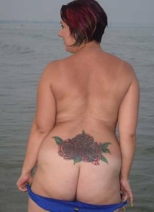 Older amateur Sara Banks poses naked in the ocean with a couple of girlfriends on leakfanatic.com