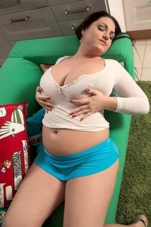 Huge titted hot fatty Juliana Simms wets her white t-shirt for a nipple view on leakfanatic.com