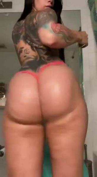 Who here loves an oiled up bubble butt? on leakfanatic.com