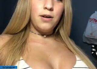Spanish girl teasing her cleavage gracesosaqueen - Spain on leakfanatic.com