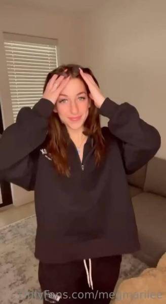 Megan McCarthy Sweatsuit Strip Onlyfans Video Leaked on leakfanatic.com