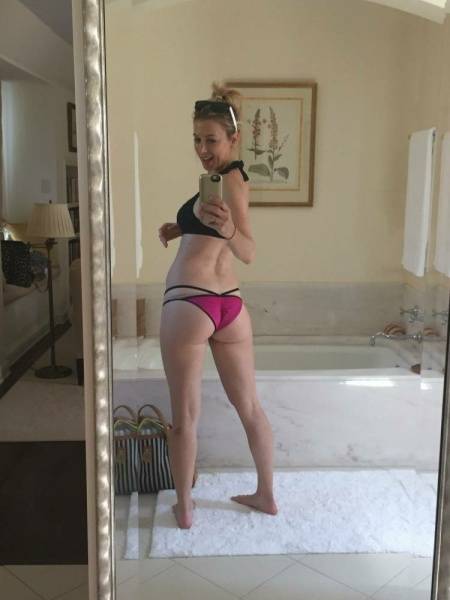Iliza Shlesinger Sexy Bikini Selfies Set  - Usa on leakfanatic.com