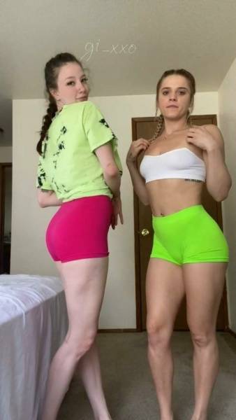 Gii_xoxo69 Lesbian TikTok Challenge Onlyfans Video Leaked on leakfanatic.com