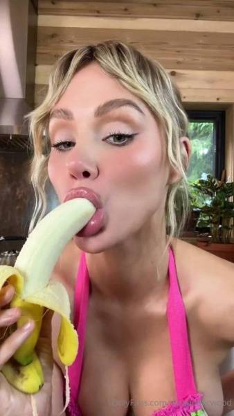 Sara Jean Underwood Banana Blowjob OnlyFans Video Leaked on leakfanatic.com