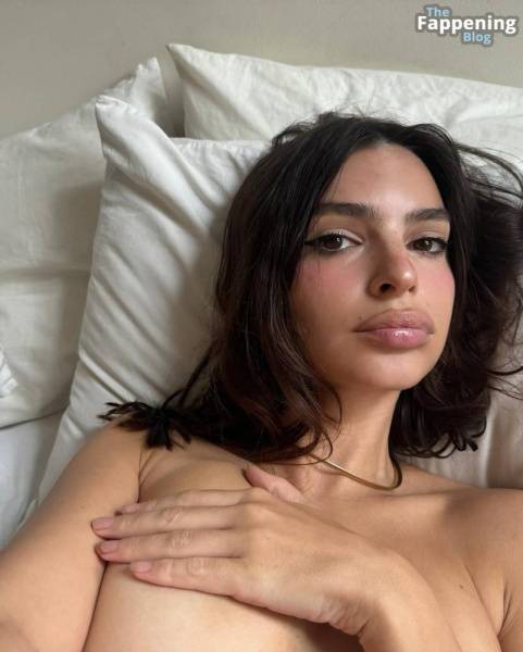 Emily Ratajkowski Takes a Few Selfies (3 Photos) on leakfanatic.com