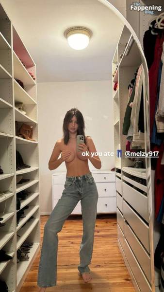 Emily Ratajkowski Topless (1 Selfie Photo) on leakfanatic.com