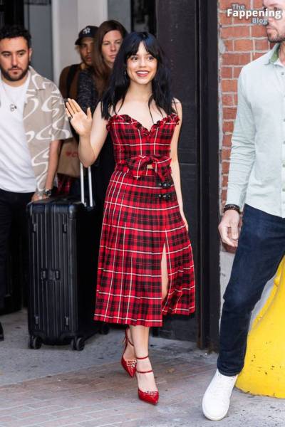 Jenna Ortega Flashes a Smile and a Wave as She Steps Out in NYC (35 Photos) - Usa on leakfanatic.com