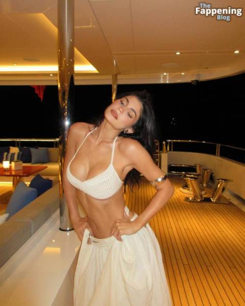 Kylie Jenner Hot (3 Photos) on leakfanatic.com