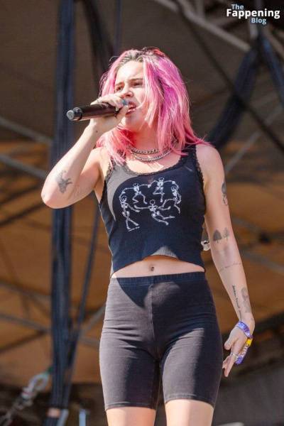 Bea Miller Shows Off Her Cameltoe on Stage (17 Photos) - Usa on leakfanatic.com