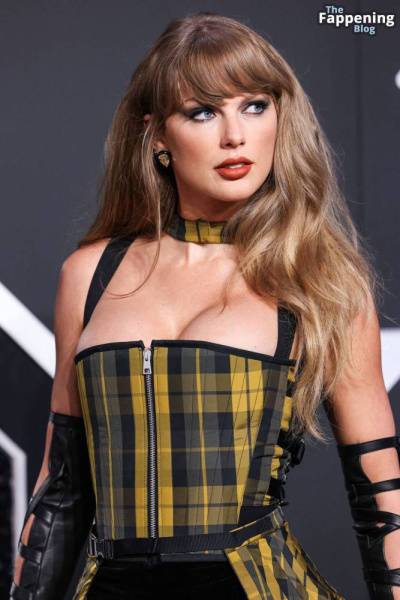 Taylor Swift Displays Nice Cleavage at the MTV VMAs (170 Photos) on leakfanatic.com