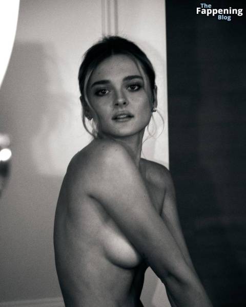 Charlotte Lawrence Topless (4 Photos) on leakfanatic.com